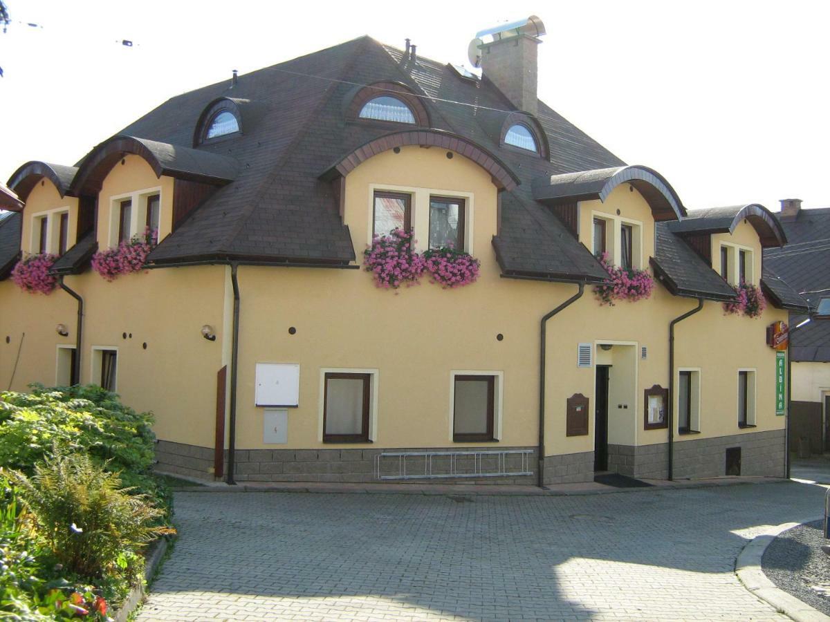 Penzion Albina - Restaurace Высоке-над-Йизероу Экстерьер фото